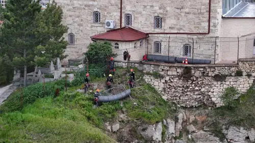 Abdülvahabi Gazi Türbesi Çevresinde Kaya Islahı Çalışmaları Devam Ediyor