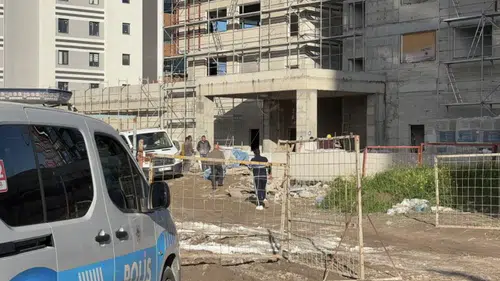 Yük asansöründeki mermer işçinin başına düştü