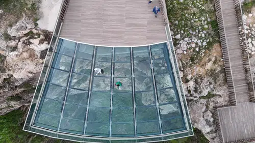 Divriği Cam Seyir Terası Ziyaretçilerine Adrenalin Dolu Anlar Yaşatıyor