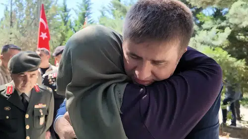 Şehit Mezarlarına Karanfil Bırakıldı, Gözyaşları Sel Oldu