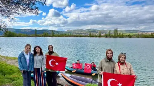 Serpincik Göleti’nde 19 Mayıs Coşkusu: Gençlerden Bayraklı Kano Gösterisi