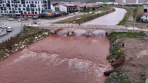 Sivas’ta Yağışlarla Canlanan Fadlum Deresi Kızıl Rengiyle Yeniden Akmaya Başladı