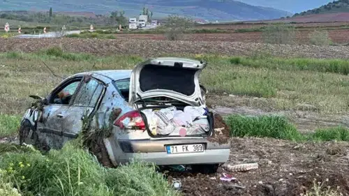 Kaygan yolda kontrolden çıkan otomobil takla attı