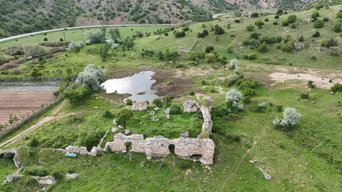 8 Asırlık Çınçınlı Sultan Hanı Adeta Zamana Direniyor