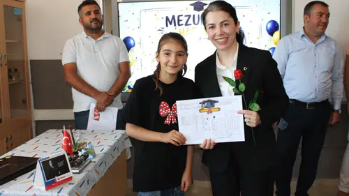 Hafik'te Gezen Sinema Tırı ve Karne Sevinci Bir Arada Yaşandı
