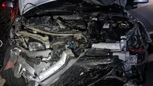 Bankette duran otomobile çarpan araç hurdaya döndü