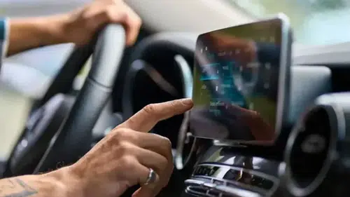 Araç içi telefon tutucular ve multimedya sistemleri için karar verildi