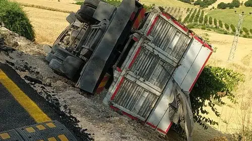 Beşikli Köyü Yakınlarında Korkutan Kaza! Tonlarcası Araziye Saçıldı, Çiftçinin Emeği Ziyan Oldu!