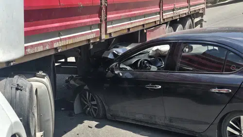 Feci Kazada Mucize Kurtuluş! Tırın Altına Giren Otomobil Demir Yığınına Döndü