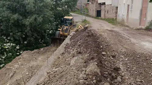 Suşehri’nde Köylerin Altyapı ve Çevre Düzenleme Çalışmaları Sürüyor