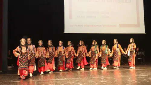 Sivas’ta Halk Oyunları ve Halk Müziğiyle Kültür Şöleni Yaşandı