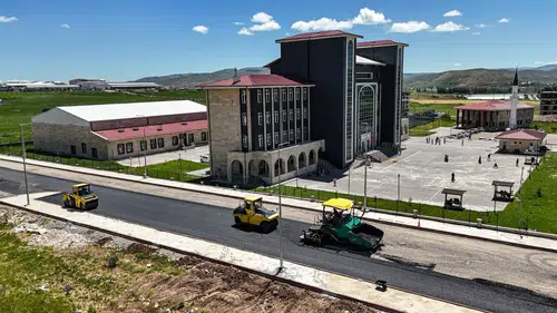 Sivas Belediyesi'nden Okul Çevresine Dev Hizmet: Asfalt Mesaisi Başladı