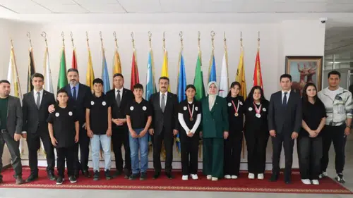 Köy Okulundan Türkiye Şampiyonluğu: Sivaslı Öğrenciler Bilardoda Zirveye Çıktı