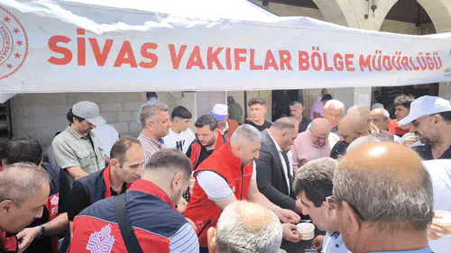 Sivas Vakıflar Bölge Müdürlüğü'nden Anlamlı İkram! Yüzlerce Vatandaş Sıraya Girdi!