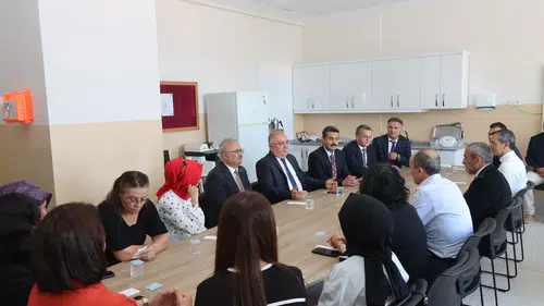 Şehit Erkan Sakal İlkokulu'nda Tarihi Anlar! İlk Kez Karne Alan Miniklerin Heyecanı Görülmeye Değerdi!