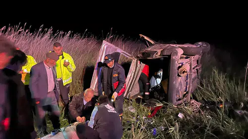 Gevaş'ta Gece Yarısı Araç Takla Attı: Yaralılar Hastaneye Kaldırıldı