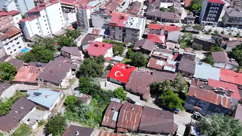 Sivas'ta Görenler Dönüp Bir Daha Bakıyor! Çatıyı O Halde Görenler...