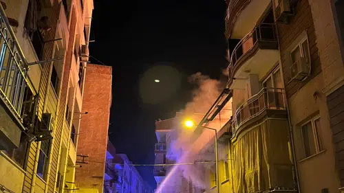 Efeler'de Gece Yarısı Dehşet! Alevleri Gören Mahalle Sokağa Döküldü