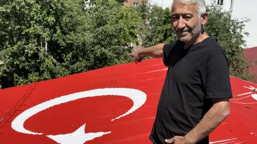 Sivas’ta Çatısına Türk Bayrağı Çizen Usta, Milli Gururunu Evinin Üzerinde Yaşatıyor
