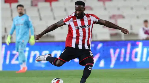 Sivasspor'da Flaş İmza! Defansın Bel Kemiği 2 Yıl Daha Takımda Kaldı...