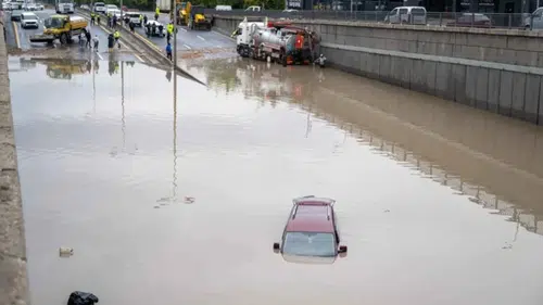 Ankara’da Sağanak Alarmı: Yollar Göle Döndü, Araçlar Mahsur Kaldı