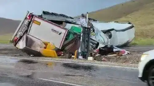 Sivas'ta Tır Devrildi