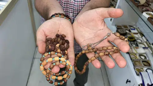 Sivas'ta Zeytin Çekirdekleri Takıya Dönüşüyor! 100 Çekirdek Getirene El Emeği Bileklik Hediye