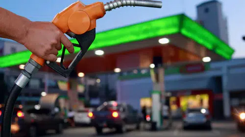 Akaryakıtta ibre terse döndü: Pompa fiyatlarına bu gece yarısından itibaren indirim...
