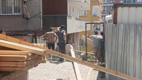 Küçükçekmece'de İnşaat Faciası! Evlerinde Mahsur Kaldılar: Tahliye Anı