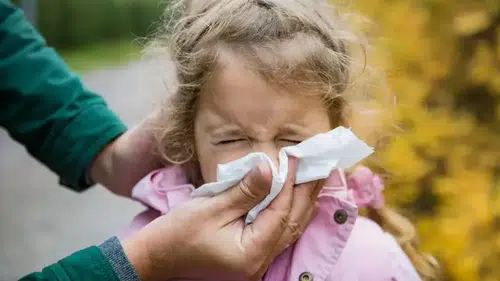Her 5 çocuktan birini etkiliyor: Geçmeyen burun akıntısına dikkat!