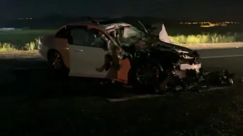 Sivas’ta traktöre çarpan Mercedes hurda yığınına döndü
