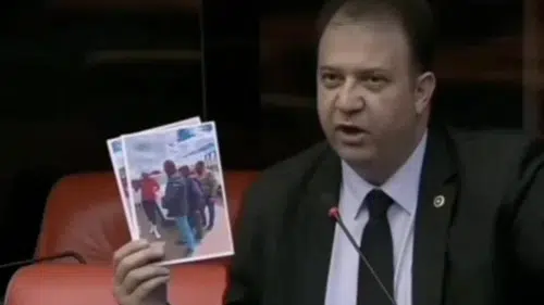 Tayt giydiği için hedef olan Ardahan Valisi, görevden alındı