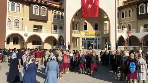 İmam hatipte tepki çeken afiş! YKS'de derece yapan kız öğrencilere sansür