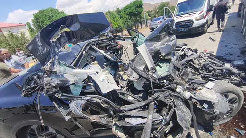 Bingöl'de Feci Kaza! Park Halindeki Tıra Çarpan Otomobil Hurdaya Döndü