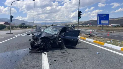 Sivas Yolunda Korkutan Kaza: Otomobil Direklere Çarptı