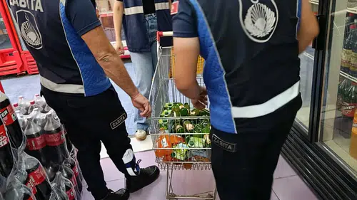 Şarkışla'da Zincir Marketlerde Şok Görüntü! Ekipler Baskın Yaptı