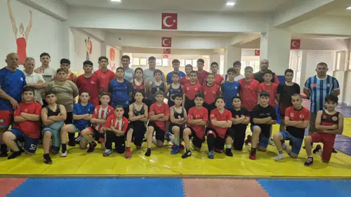 Sivas Demirspor'dan Minikler Türkiye Güreş Şampiyonası'na 30 Sporcu