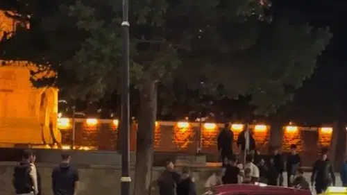 Sivas Kent Meydanı'nda Kontrolden Çıkan Otomobil Direğe Çarptı