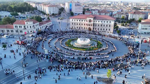 Sivas’ta 1058 Kadın Kent Meydanı’nda Halay Çekti