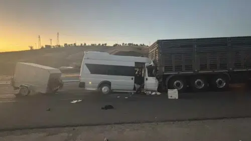 Malatya'da Tarım İşçilerini Taşıyan Minibüs Tıra Çarptı
