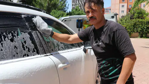 Sivas'ta Akılalmaz Girişim Dükkanı Kapattı Aracını Bakın Ne Yaptı