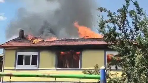 Afyon'da Korkutan Alevler! Alevler Arasında Kalan Ev Kül Oldu