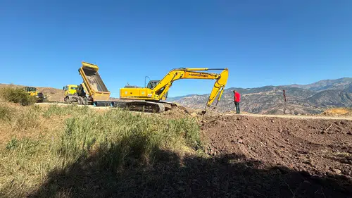 Koyulhisar’da Köy Yolları ve Altyapı Çalışmaları Sürüyor