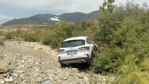 Gazipaşa'da Otomobil Dereye Uçtu: Sürücü Hastaneye Kaldırıldı!