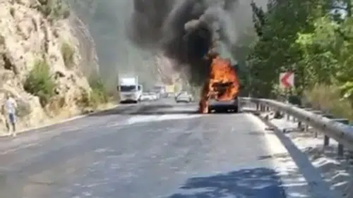 Karabel Yayla Yolu'nda Dehşet Anları! Alev Alev Yanan Araç Yolu Kilitledi