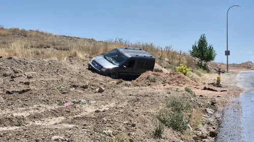 Sultandere Mahallesi'nde Kaza Paniği: Araç Toprak Alanda Durabildi