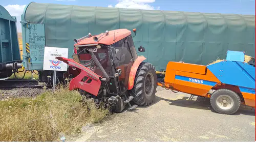 Şarkışla’da tren ile traktör çarpıştı: 1 yaralı