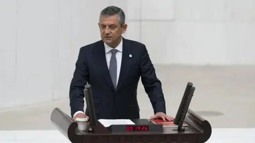 Yeni Parti bağışçıları, 'Çerçeve Yasa'ya evet diyen Özgür Özel'e haklarını 'haram' etti