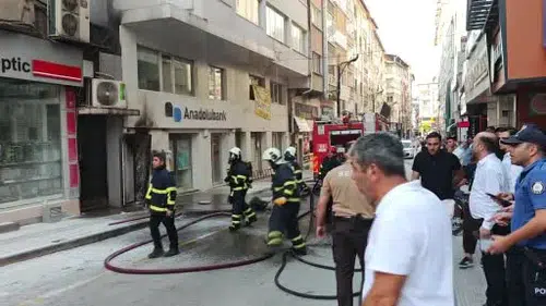 Sivas’ta ATM Yangını Paniğe Neden Oldu: Alevler Binaya Sıçradı!