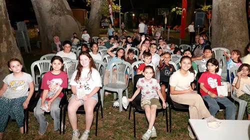 Osmangazi’de Mahalleli Dev Ekran Başında Buluştu! Çocuklar Bayıldı